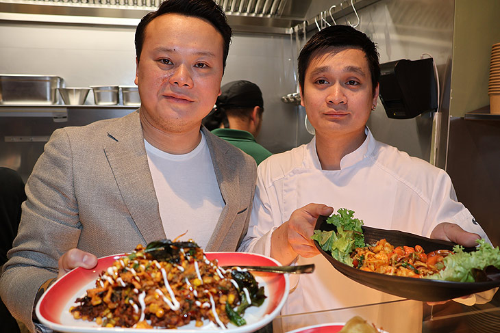 Viet Hai Pham "Hai" und sein Augsburger Küchenchef Dao im mui mui (©Foto: Martin Schmitz) 